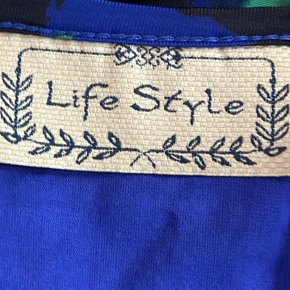 NWT Life Style Women’s Short Sleeve Life Style Shark Bite Top Size M - Picture 3 of 5